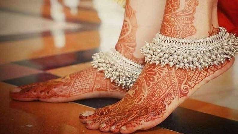Silver Anklets: ಅಂದಕ್ಕಷ್ಟೇ ಬೆಳ್ಳಿ ಗೆಜ್ಜೆ ಸೀಮಿತವಾಗಿಲ್ಲ, ಮಹಿಳೆಯರ ಆರೋಗ್ಯ ಕಾಪಾಡುವ ಗುಣಗಳು ಕಾಲ್ಗೆಜ್ಜೆಯಲ್ಲಿ ಅಡಗಿವೆ Silver Anklets: ಅಂದಕ್ಕಷ್ಟೇ ಬೆಳ್ಳಿ ಗೆಜ್ಜೆ ಸೀಮಿತವಾಗಿಲ್ಲ, ಮಹಿಳೆಯರ ಆರೋಗ್ಯ ಕಾಪಾಡುವ ಗುಣಗಳು ಕಾಲ್ಗೆಜ್ಜೆಯಲ್ಲಿ ಅಡಗಿವೆ