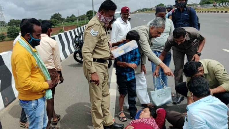 ಹೆದ್ದಾರಿಯಲ್ಲಿ ಕಣ್ಣೆದುರೇ ಅಪಘಾತಕ್ಕೆ ಒಳಗಾದವರ ನೆರವಿಗೆ ನಿಂತ ವಿಧಾನಪರಿಷತ್ ಸಭಾಪತಿ ಬಸವರಾಜ ಹೊರಟ್ಟಿ