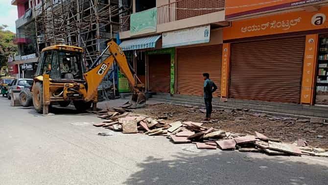ಜನರ ತೆರಿಗೆ ಹಣ ಪೋಲು ಮಾಡುವ ಬಿಬಿಎಂಪಿ ಹಳೆಯ ಚಾಳಿ; ವಿಲ್ಸನ್ ಗಾರ್ಡನ್ ಫುಟ್‌ಪಾತ್ ಮೇಲೆ ಜೆಸಿಬಿ ಘರ್ಜನೆ