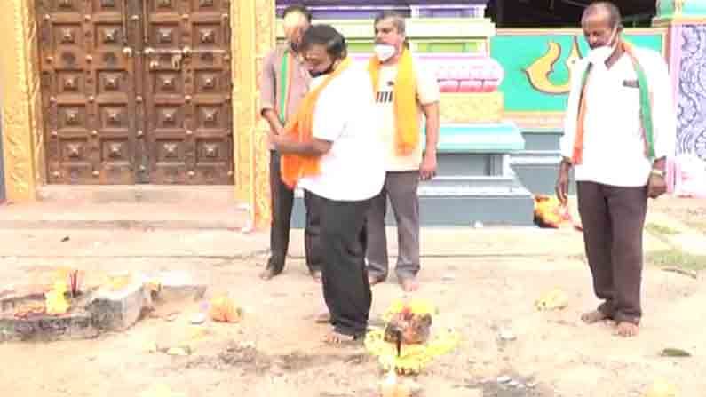 ಇನ್ನೆರಡು ವರ್ಷ ಬಿಎಸ್ವೈ ಸಿಎಂ ಆಗಿರಬೇಕು.. ಅಷ್ಟದಿಕ್ಕುಗಳಲ್ಲಿ ಈಡುಗಾಯಿ ಒಡೆದು ಪೂಜೆ ಸಲ್ಲಿಸಿದ ಅಭಿಮಾನಿಗಳು