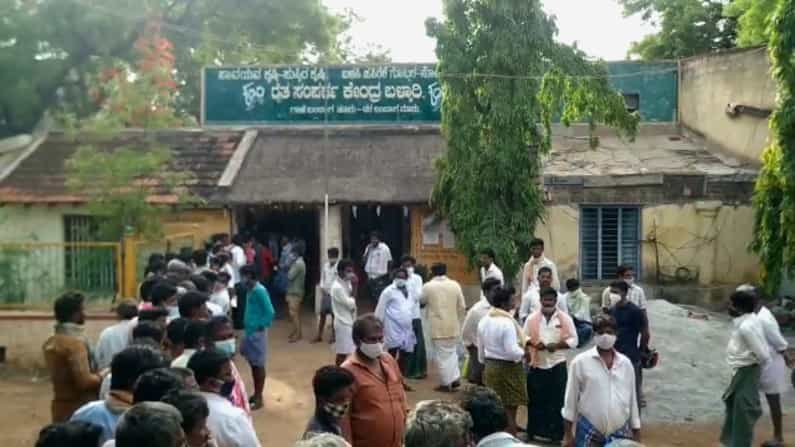 ಮುಂಗಾರು ಜೋರು, ಅನ್ಲಾಕ್ ಜಾರಿ, ಗರಿಗೆದರಿದ ರೈತ ಚಟುವಟಿಕೆ, ಬಿತ್ತನೆಬೀಜ ಖರೀದಿಗೆ ಕಿಕ್ಕಿರಿದು ಜಮಾಯ್ಸಿದ ರೈತರು! ಮುಂಗಾರು ಜೋರು, ಅನ್ಲಾಕ್ ಜಾರಿ, ಗರಿಗೆದರಿದ ರೈತ ಚಟುವಟಿಕೆ, ಬಿತ್ತನೆಬೀಜ ಖರೀದಿಗೆ ಕಿಕ್ಕಿರಿದು ಜಮಾಯ್ಸಿದ ರೈತರು!