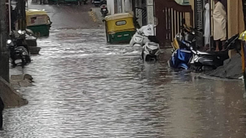 Bengaluru Rains: ಭಾರೀ ಮಳೆಗೆ ಬೆಂಗಳೂರಿನಲ್ಲಿ ಕುಸಿದು ಬಿತ್ತು ಮನೆ; ರಸ್ತೆಯಲ್ಲಿ ಮೊಣಕಾಲಿನ ತನಕ ನಿಂತ ನೀರು