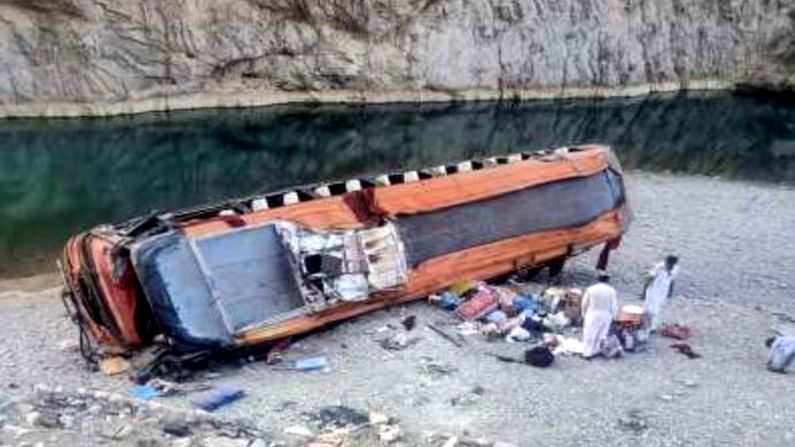 Bus accident Pakistan: ಶುಭ ಶುಕ್ರವಾರ ಯಾತ್ರಾತ್ರಿಗಳ ಕರೆದೊಯ್ಯುತ್ತಿದ್ದ ಬಸ್ ಪಲ್ಟಿ, 20ಕ್ಕೂ ಹೆಚ್ಚು ಮಂದಿ ಸಾವು