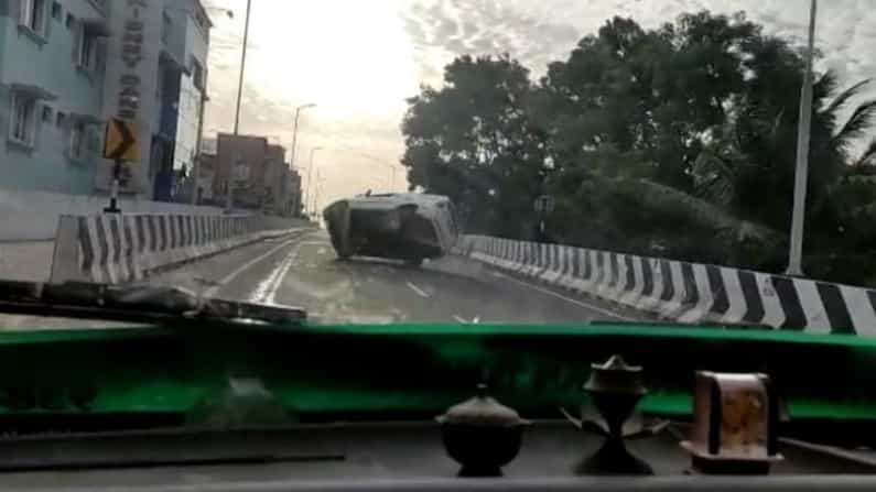 Viral Video: ಮೇಲ್ಸೇತುವೆಯಲ್ಲಿ ರಾಕೆಟ್ನಂತೆ ನುಗ್ಗಿದ ಕಾರು; ಬಂದಷ್ಟೇ ವೇಗದಲ್ಲಿ ತಡೆಗೋಡೆಗೆ ಗುದ್ದಿ ಪಲ್ಟಿ