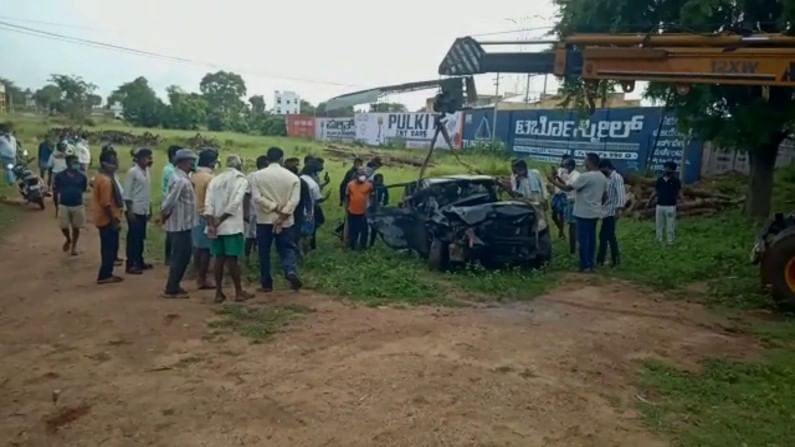 Car skids in to road side canal 3 persons burnt alive near halagur malavalli in mandya 1