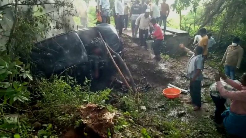 Mandya car accident: ಬೆಳಗಿನ ಜಾವ ಕಾರು ಹಳ್ಳಕ್ಕೆ ಉರುಳಿಬಿದ್ದು ಬೆಂಕಿ, ಮೂವರು ಸಜೀವ ದಹನ