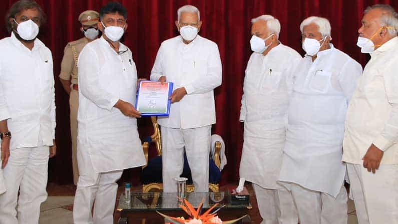 ಕೆಪಿಸಿಸಿ ಅಧ್ಯಕ್ಷ ಡಿ.ಕೆ.ಶಿವಕುಮಾರ್ ಇದ್ದ ಹೆಲಿಕಾಪ್ಟರ್ ತುರ್ತು ಭೂಸ್ಪರ್ಶ: ರಸ್ತೆ ಮಾರ್ಗದಲ್ಲಿ ತೆರಳಿ ರಾಜ್ಯಪಾಲರಿಗೆ ಮನವಿ ಕೆಪಿಸಿಸಿ ಅಧ್ಯಕ್ಷ ಡಿ.ಕೆ.ಶಿವಕುಮಾರ್ ಇದ್ದ ಹೆಲಿಕಾಪ್ಟರ್ ತುರ್ತು ಭೂಸ್ಪರ್ಶ: ರಸ್ತೆ ಮಾರ್ಗದಲ್ಲಿ ತೆರಳಿ ರಾಜ್ಯಪಾಲರಿಗೆ ಮನವಿ
