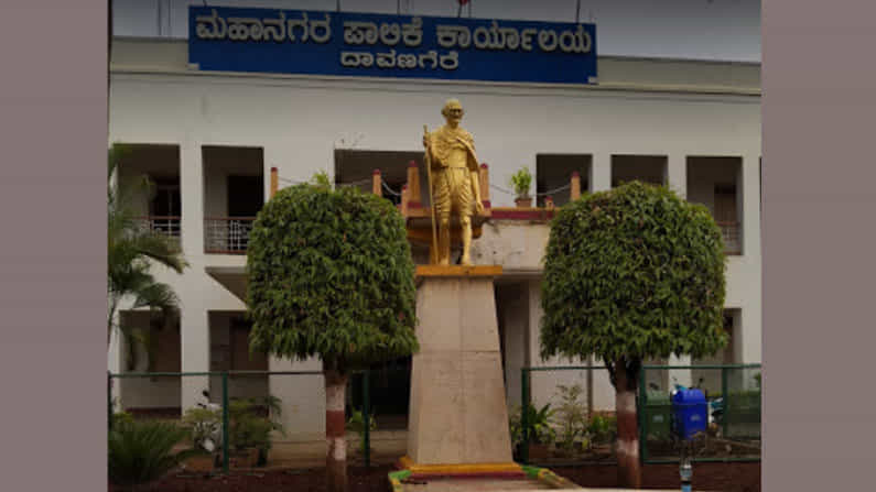 ದಾವಣಗೆರೆ ಮಹಾನಗರ ಪಾಲಿಕೆ ಅಧಿಕಾರಿಗಳಿಂದ ಎಡವಟ್ಟು; ಸದ್ಯಸ್ಯರ ಖಾತೆಗೆ ಆರು ಸಾವಿರ ಬದಲಿಗೆ ಆರು ಲಕ್ಷ ರೂಪಾಯಿ ವರ್ಗಾವಣೆ ದಾವಣಗೆರೆ ಮಹಾನಗರ ಪಾಲಿಕೆ ಅಧಿಕಾರಿಗಳಿಂದ ಎಡವಟ್ಟು; ಸದ್ಯಸ್ಯರ ಖಾತೆಗೆ ಆರು ಸಾವಿರ ಬದಲಿಗೆ ಆರು ಲಕ್ಷ ರೂಪಾಯಿ ವರ್ಗಾವಣೆ