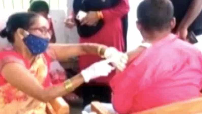 ಸಿರಿಂಜ್ನಲ್ಲಿ ಲಸಿಕೆ ತುಂಬಿಸಿಕೊಳ್ಳದೆ ವ್ಯಕ್ತಿಯ ಭುಜಕ್ಕೆ ಚುಚ್ಚಿದ ನರ್ಸ್, ವಿಡಿಯೋ ನೋಡಿದ ನಂತರವೇ ಮೋಸ ಗೊತ್ತಾಗಿದ್ದು! ಸಿರಿಂಜ್ನಲ್ಲಿ ಲಸಿಕೆ ತುಂಬಿಸಿಕೊಳ್ಳದೆ ವ್ಯಕ್ತಿಯ ಭುಜಕ್ಕೆ ಚುಚ್ಚಿದ ನರ್ಸ್, ವಿಡಿಯೋ ನೋಡಿದ ನಂತರವೇ ಮೋಸ ಗೊತ್ತಾಗಿದ್ದು!