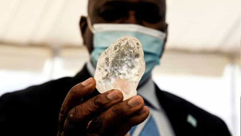 Third Biggest Diamond: ವಿಶ್ವದ ಮೂರನೇ ಅತಿ ದೊಡ್ಡ 1,098 ಕ್ಯಾರಟ್ ವಜ್ರ ದಕ್ಷಿಣ ಆಫ್ರಿಕಾದ ಬೋಟ್ಸ್ವಾನದಲ್ಲಿ ಪತ್ತೆ Third Biggest Diamond: ವಿಶ್ವದ ಮೂರನೇ ಅತಿ ದೊಡ್ಡ 1,098 ಕ್ಯಾರಟ್ ವಜ್ರ ದಕ್ಷಿಣ ಆಫ್ರಿಕಾದ ಬೋಟ್ಸ್ವಾನದಲ್ಲಿ ಪತ್ತೆ