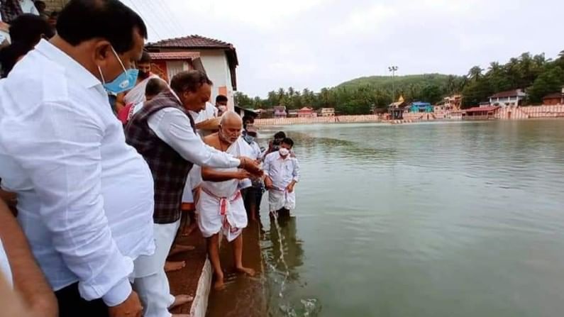 ಗೋಕರ್ಣ ಕ್ಷೇತ್ರಕ್ಕೆ ಸಚಿವ ಕೆ ಎಸ್ ಈಶ್ವರಪ್ಪ ಭೇಟಿ; ಕೋಟಿತೀರ್ಥ ಪುಷ್ಕರಣಿ ಅಭಿವೃದ್ಧಿ ಯೋಜನೆಗೆ ಚಾಲನೆ