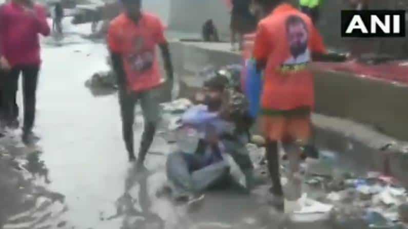 Viral Video: ನೀರು ತುಂಬಿ ಹರಿಯುತ್ತಿರುವ ರಸ್ತೆ ಮೇಲೆ ಗುತ್ತಿಗೆದಾರನ ಕೂರಿಸಿ, ತಲೆ ಮೇಲೆ ಕಸ ಸುರಿಸಿದ ಶಾಸಕ ! Viral Video: ನೀರು ತುಂಬಿ ಹರಿಯುತ್ತಿರುವ ರಸ್ತೆ ಮೇಲೆ ಗುತ್ತಿಗೆದಾರನ ಕೂರಿಸಿ, ತಲೆ ಮೇಲೆ ಕಸ ಸುರಿಸಿದ ಶಾಸಕ !