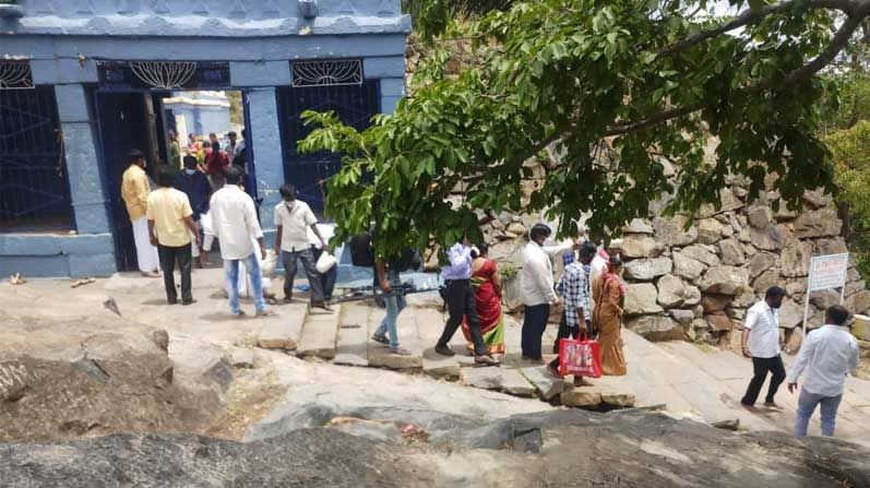 ಕೊವಿಡ್ ನಿಯಮ ಉಲ್ಲಂಘಿಸಿ ಮಗನ ಮದುವೆ ಮಾಡಿದ ಗುಂಡ್ಲುಪೇಟೆಯ ಬಿಜೆಪಿ ಮುಖಂಡ ಕೊವಿಡ್ ನಿಯಮ ಉಲ್ಲಂಘಿಸಿ ಮಗನ ಮದುವೆ ಮಾಡಿದ ಗುಂಡ್ಲುಪೇಟೆಯ ಬಿಜೆಪಿ ಮುಖಂಡ