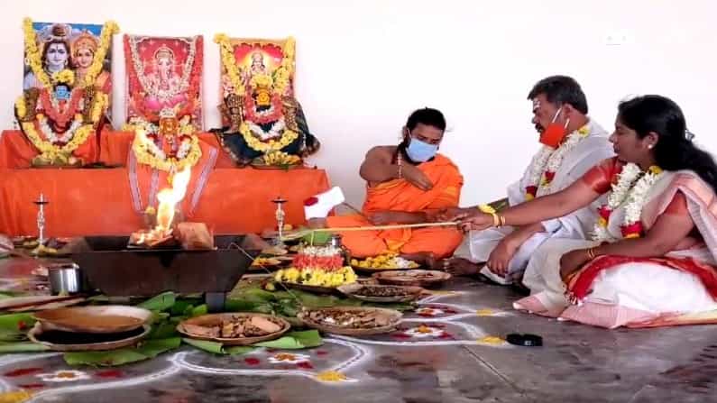 ಹೊನ್ನಾಳಿ ಶಾಸಕ ರೇಣುಕಾಚಾರ್ಯ ದಂಪತಿಯಿಂದ ಧನ್ವಂತರಿ ಹೋಮದ ಬಳಿಕ, ಕ್ಷೇತ್ರದ ಜನರಿಗೆ ಹೋಳಿಗೆ ಊಟ ಹೊನ್ನಾಳಿ ಶಾಸಕ ರೇಣುಕಾಚಾರ್ಯ ದಂಪತಿಯಿಂದ ಧನ್ವಂತರಿ ಹೋಮದ ಬಳಿಕ, ಕ್ಷೇತ್ರದ ಜನರಿಗೆ ಹೋಳಿಗೆ ಊಟ