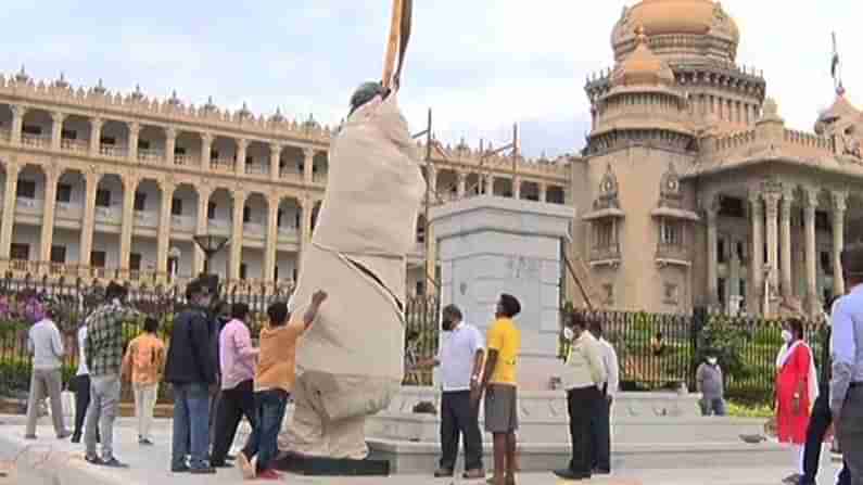 ಕಾಂಗ್ರೆಸ್ ನಾಯಕರ ಹೋರಾಟಕ್ಕೆ ಪ್ರತಿಫಲ; ವಿಧಾನಸೌಧ ಬಳಿ ಇದ್ದ ಜವಾಹರಲಾಲ್ ನೆಹರು ಪ್ರತಿಮೆ ಸ್ಥಳಾಂತರ