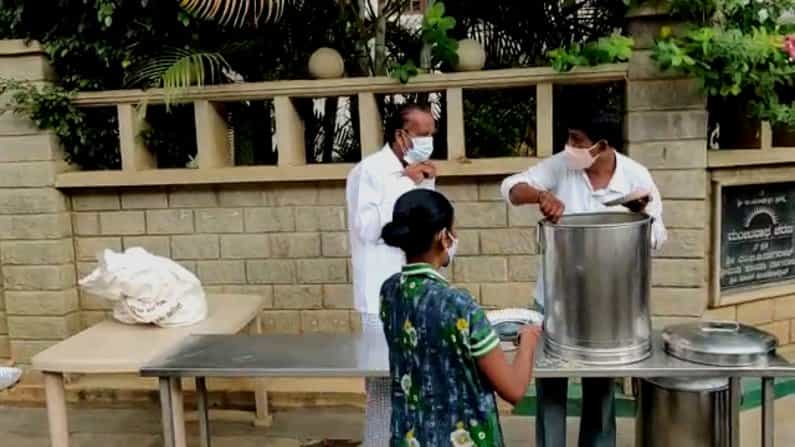 ಲಾಕ್ಡೌನ್ ಸಂಕಷ್ಟ: ಬಡವರಿಗೆ ಮಂಗಳವಾರದ ಬಿರಿಯಾನಿ ಬಾಡೂಟ ಹಂಚಿದ ಪೌರಾಡಳಿತ ಸಚಿವ ಎಂಟಿಬಿ ನಾಗರಾಜ್ ಲಾಕ್ಡೌನ್ ಸಂಕಷ್ಟ: ಬಡವರಿಗೆ ಮಂಗಳವಾರದ ಬಿರಿಯಾನಿ ಬಾಡೂಟ ಹಂಚಿದ ಪೌರಾಡಳಿತ ಸಚಿವ ಎಂಟಿಬಿ ನಾಗರಾಜ್