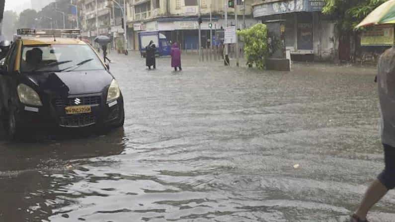 Monsoon 2021: ಮುಂಬೈ ಪ್ರವೇಶಿಸಿದ ನೈಋತ್ಯ ಮುಂಗಾರು; ಮಹಾನಗರಿಯಲ್ಲಿ ಭರ್ಜರಿ ಮಳೆ, ರೈಲ್ವೆ ಸಂಚಾರ ಸ್ಥಗಿತ Monsoon 2021: ಮುಂಬೈ ಪ್ರವೇಶಿಸಿದ ನೈಋತ್ಯ ಮುಂಗಾರು; ಮಹಾನಗರಿಯಲ್ಲಿ ಭರ್ಜರಿ ಮಳೆ, ರೈಲ್ವೆ ಸಂಚಾರ ಸ್ಥಗಿತ