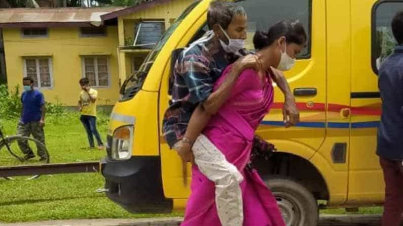 ಕೋವಿಡ್ ಸೋಂಕಿತ ಮಾವನನ್ನು ಅಸ್ಸಾಮಿನ ಈ ಮಹಿಳೆ ಬೆನ್ನ ಮೇಲೆ ಆಸ್ಪತ್ರೆಗೆ ಹೊತ್ತುಕೊಂಡು ಹೋಗುತ್ತಿರುವ ಫೋಟೋ ವೈರಲ್ ಆಗಿದೆ