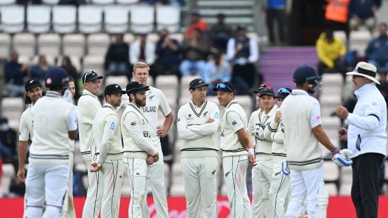 WTC Final: ಅಂಪೈರ್ಗಳ ವಿವಾದಾತ್ಮಕ ನಿರ್ಧಾರ! ಮೈದಾನದಲ್ಲೇ ಚರ್ಚೆಗಿಳಿದ ಕೊಹ್ಲಿ.. ವ್ಯಂಗ್ಯವಾಗಿ ಸೆಹ್ವಾಗ್ ಟ್ವೀಟ್ WTC Final: ಅಂಪೈರ್ಗಳ ವಿವಾದಾತ್ಮಕ ನಿರ್ಧಾರ! ಮೈದಾನದಲ್ಲೇ ಚರ್ಚೆಗಿಳಿದ ಕೊಹ್ಲಿ.. ವ್ಯಂಗ್ಯವಾಗಿ ಸೆಹ್ವಾಗ್ ಟ್ವೀಟ್