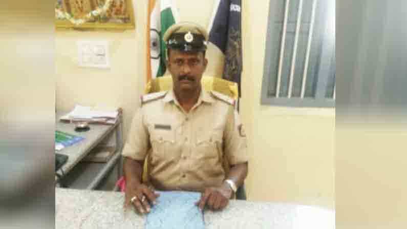 ಚೆಕ್ಪೋಸ್ಟ್ ಬಳಿ ಅಮಾಯಕರಿಗೆ ಕಿರುಕುಳ, ಹಣ ವಸೂಲಿ.. ರಾಯಲ್ಪಾಡು ಪೊಲೀಸ್ ಠಾಣೆ ಪಿಎಸ್ಐ ಅಮಾನತು ಚೆಕ್ಪೋಸ್ಟ್ ಬಳಿ ಅಮಾಯಕರಿಗೆ ಕಿರುಕುಳ, ಹಣ ವಸೂಲಿ.. ರಾಯಲ್ಪಾಡು ಪೊಲೀಸ್ ಠಾಣೆ ಪಿಎಸ್ಐ ಅಮಾನತು