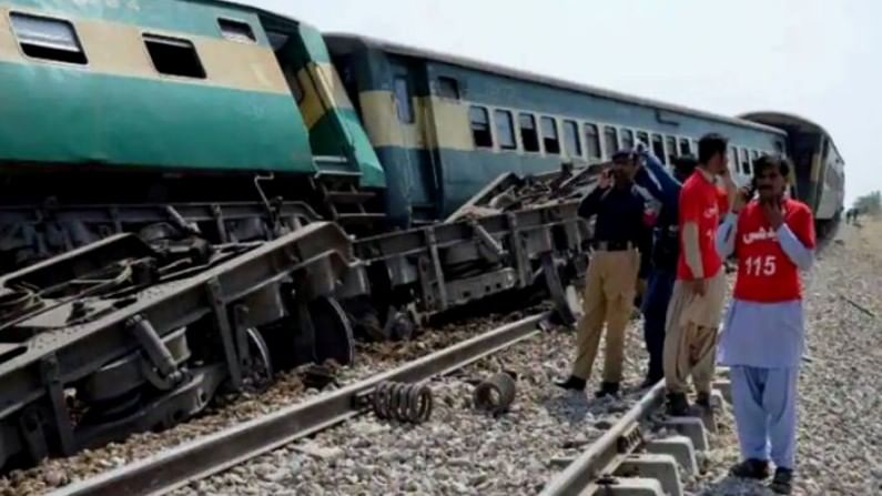 Pakistan train accident derailed Millat Express train collide with Sir Syed Express at Ghotki near Lahore in Pakistan 30 passengers killed 2