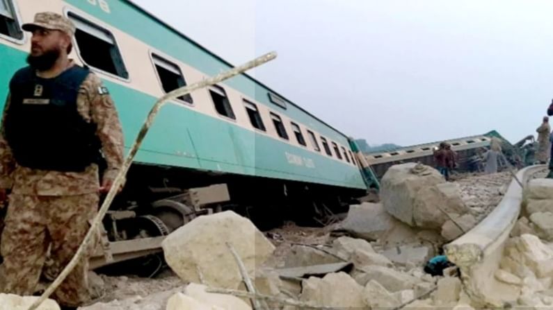 Pakistan train accident: ಪಾಕಿಸ್ತಾನದಲ್ಲಿ ರೈಲುಗಳ ಡಿಕ್ಕಿ,  ದುರಾದೃಷ್ಟಕರ ಘಟನೆಯಲ್ಲಿ ಕನಿಷ್ಠ 30 ಮಂದಿ ಸಾವು- ಚಿತ್ರಗಳಿವೆ
