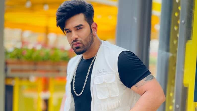 ಬಿಗ್ ಬಾಸ್ ಸ್ಪರ್ಧಿ ಜೊತೆ ಫೋಟೋಗಾಗಿ ಮಹಡಿಯಿಂದ ಜಿಗಿದ ಹುಡುಗಿ; ಮುಂದೇನಾಯ್ತು? ಬಿಗ್ ಬಾಸ್ ಸ್ಪರ್ಧಿ ಜೊತೆ ಫೋಟೋಗಾಗಿ ಮಹಡಿಯಿಂದ ಜಿಗಿದ ಹುಡುಗಿ; ಮುಂದೇನಾಯ್ತು?