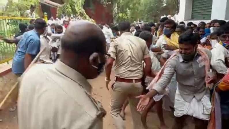 ಬಿತ್ತನೆ ಬೀಜಕ್ಕೆ ಮುಗಿಬಿದ್ದ ರೈತರಿಗೆ ಲಾಠಿ ಏಟು; ಪೊಲೀಸರ ವಿರುದ್ದ ಆಕ್ರೋಶ ಹೊರಹಾಕಿದ ರೈತರು: ಬಳ್ಳಾರಿಯಲ್ಲಿ ನಡೆದಿದ್ದೇನು?
