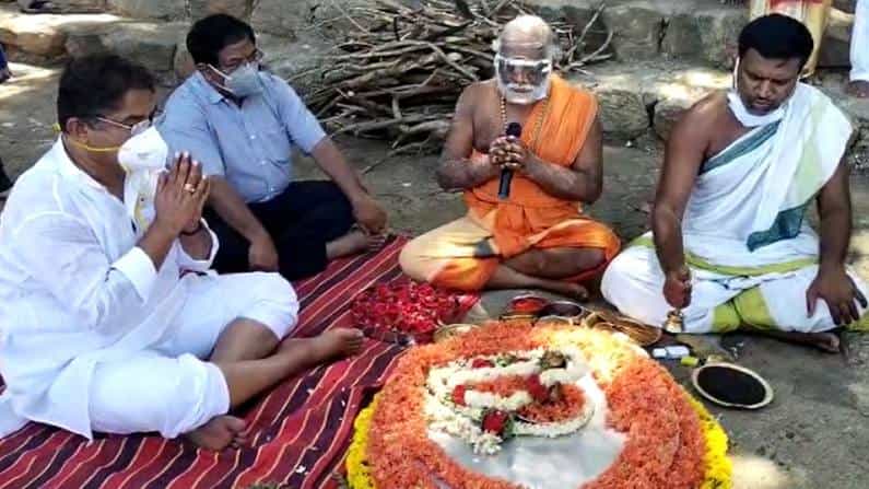 ಕೊರೊನಾದಿಂದ ಮೃತಪಟ್ಟ ಸಾವಿರಕ್ಕೂ ಹೆಚ್ಚು ಮಂದಿಯ ಅಸ್ಥಿ ವಿಸರ್ಜನೆ; ಸರ್ಕಾರದ ಪರವಾಗಿ ಸಂಕಲ್ಪಕ್ಕೆ ಕುಳಿತ ಆರ್ ಅಶೋಕ್ ಕೊರೊನಾದಿಂದ ಮೃತಪಟ್ಟ ಸಾವಿರಕ್ಕೂ ಹೆಚ್ಚು ಮಂದಿಯ ಅಸ್ಥಿ ವಿಸರ್ಜನೆ; ಸರ್ಕಾರದ ಪರವಾಗಿ ಸಂಕಲ್ಪಕ್ಕೆ ಕುಳಿತ ಆರ್ ಅಶೋಕ್