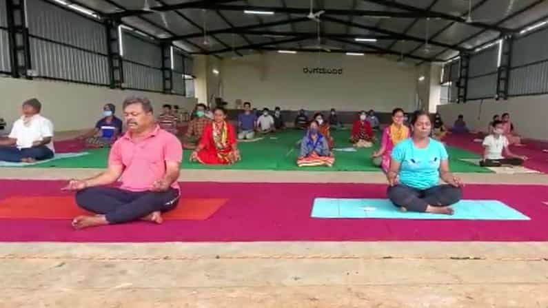 International Yoga Day 2021: ಕೊರೊನಾ ಸೋಂಕಿತರೊಂದಿಗೆ ಕೊವಿಡ್ ಕೇಂದ್ರದಲ್ಲೇ ಯೋಗ ದಿನಾಚರಣೆ ಆಚರಿಸಿದ ರೇಣುಕಾಚಾರ್ಯ