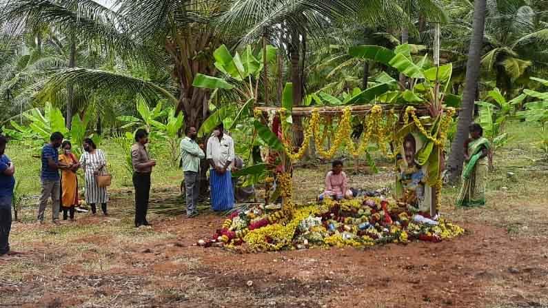 Sanchari Vijay: ಸಂಚಾರಿ ವಿಜಯ್ ಸಮಾಧಿಗೆ ಹಾಲು, ತುಪ್ಪ ಬಿಟ್ಟ ಕುಟುಂಬಸ್ಥರು