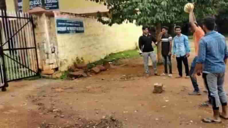 ತುಮಕೂರು: ಪರೀಕ್ಷೆ ನಡೆಸದೆ ಪಾಸ್ ಮಾಡಿದ್ದಕ್ಕೆ ದ್ವಿತೀಯ ಪಿಯುಸಿ ವಿದ್ಯಾರ್ಥಿಗಳಿಂದ ಸಂಭ್ರಮಾಚರಣೆ; ವಿಡಿಯೋ ವೈರಲ್