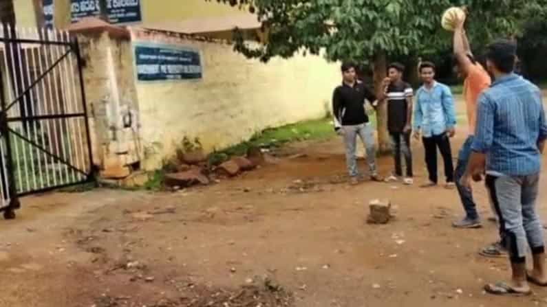 ತುಮಕೂರು: ಪರೀಕ್ಷೆ ನಡೆಸದೆ ಪಾಸ್ ಮಾಡಿದ್ದಕ್ಕೆ ದ್ವಿತೀಯ ಪಿಯುಸಿ ವಿದ್ಯಾರ್ಥಿಗಳಿಂದ ಸಂಭ್ರಮಾಚರಣೆ; ವಿಡಿಯೋ ವೈರಲ್