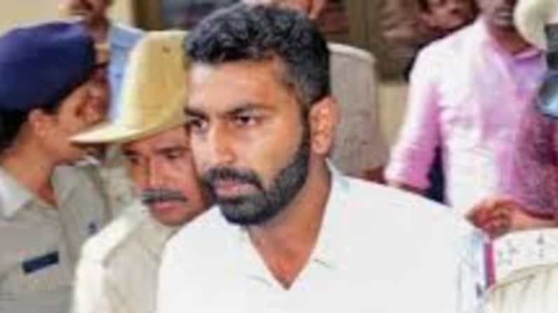 ರಸ್ತೆಯಲ್ಲಿ ಪ್ರತಿಭಟನೆ ನಡೆಸಿದ ಮೊಹಮದ್ ನಲಪಾಡ್ ಪೊಲೀಸ್ ವಶಕ್ಕೆ, ದಂಡ ಕಟ್ಟಿಸಿಕೊಂಡು ಬಿಟ್ಟ ಪೊಲೀಸರು ರಸ್ತೆಯಲ್ಲಿ ಪ್ರತಿಭಟನೆ ನಡೆಸಿದ ಮೊಹಮದ್ ನಲಪಾಡ್ ಪೊಲೀಸ್ ವಶಕ್ಕೆ, ದಂಡ ಕಟ್ಟಿಸಿಕೊಂಡು ಬಿಟ್ಟ ಪೊಲೀಸರು