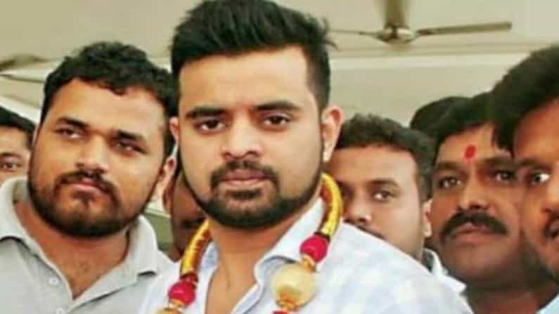 ಹುಟ್ಟುಹಬ್ಬ ದಿನದಂದೇ ಲೋಕಸಭೆಯಲ್ಲಿ ಪ್ರಜ್ವಲ್ ರೇವಣ್ಣ ಅಬ್ಬರ; ಮೇಕೆ ದಾಟು ಯೋಜನೆ ಬಗ್ಗೆ ಕೇಂದ್ರ ಕೊಟ್ಟ ಉತ್ತರ ಇಲ್ಲಿದೆ ಹುಟ್ಟುಹಬ್ಬ ದಿನದಂದೇ ಲೋಕಸಭೆಯಲ್ಲಿ ಪ್ರಜ್ವಲ್ ರೇವಣ್ಣ ಅಬ್ಬರ; ಮೇಕೆ ದಾಟು ಯೋಜನೆ ಬಗ್ಗೆ ಕೇಂದ್ರ ಕೊಟ್ಟ ಉತ್ತರ ಇಲ್ಲಿದೆ