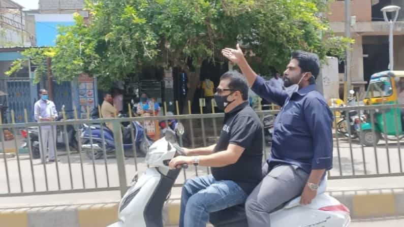 Zameer Ahmed: ಲಸಿಕೆ ಜಾಗೃತಿ ಮೂಡಿಸಲು ಸ್ಕೂಟರ್ ಓಡಿಸಿದ ಶಾಸಕ ಜಮೀರ್ ಅಹ್ಮದ್ ಹೆಲ್ಮೆಟ್ ಹಾಕೋದು ಮರೆತರು Zameer Ahmed: ಲಸಿಕೆ ಜಾಗೃತಿ ಮೂಡಿಸಲು ಸ್ಕೂಟರ್ ಓಡಿಸಿದ ಶಾಸಕ ಜಮೀರ್ ಅಹ್ಮದ್ ಹೆಲ್ಮೆಟ್ ಹಾಕೋದು ಮರೆತರು