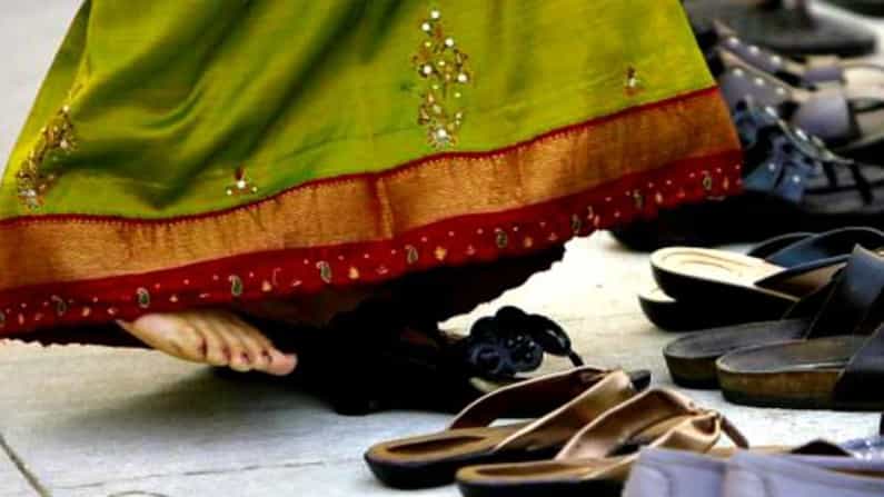 ಮನೆಯೊಳಗೆ ಚಪ್ಪಲಿ ಧರಿಸಬಾರದು; ಸಂಪ್ರದಾಯಕ್ಕೆ ಇಂಬು ನೀಡಿದ ವೈಜ್ಞಾನಿಕ ಕಾರಣ ಮನೆಯೊಳಗೆ ಚಪ್ಪಲಿ ಧರಿಸಬಾರದು; ಸಂಪ್ರದಾಯಕ್ಕೆ ಇಂಬು ನೀಡಿದ ವೈಜ್ಞಾನಿಕ ಕಾರಣ