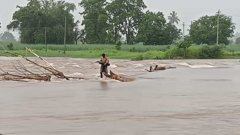 ವೇದಗಂಗಾ ನದಿಯಲ್ಲಿ ಕೊಚ್ಚಿಹೋಗಿ ಮರ ಹತ್ತಿ ಕುಳಿತಿದ್ದ ಯುವಕನನ್ನು ರೋಚಕ ಕಾರ್ಯಾಚರಣೆಯ ಮೂಲಕ ರಕ್ಷಿಸಿದ ಸ್ಥಳೀಯರು