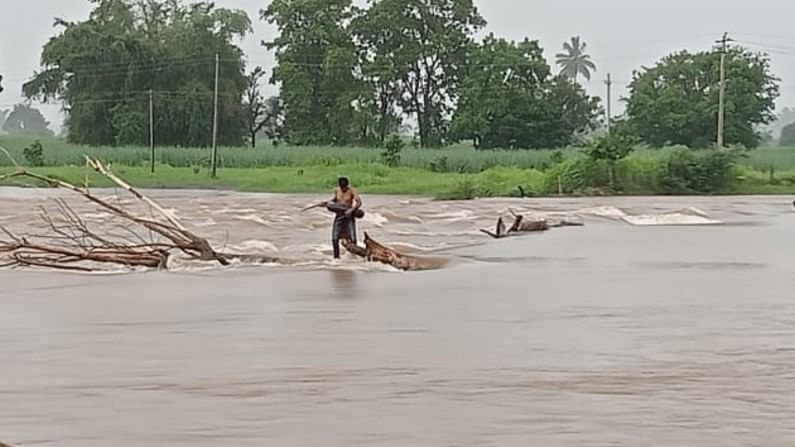 ವೇದಗಂಗಾ ನದಿಯಲ್ಲಿ ಕೊಚ್ಚಿಹೋಗಿ ಮರ ಹತ್ತಿ ಕುಳಿತಿದ್ದ ಯುವಕನನ್ನು ರೋಚಕ ಕಾರ್ಯಾಚರಣೆಯ ಮೂಲಕ ರಕ್ಷಿಸಿದ ಸ್ಥಳೀಯರು ವೇದಗಂಗಾ ನದಿಯಲ್ಲಿ ಕೊಚ್ಚಿಹೋಗಿ ಮರ ಹತ್ತಿ ಕುಳಿತಿದ್ದ ಯುವಕನನ್ನು ರೋಚಕ ಕಾರ್ಯಾಚರಣೆಯ ಮೂಲಕ ರಕ್ಷಿಸಿದ ಸ್ಥಳೀಯರು