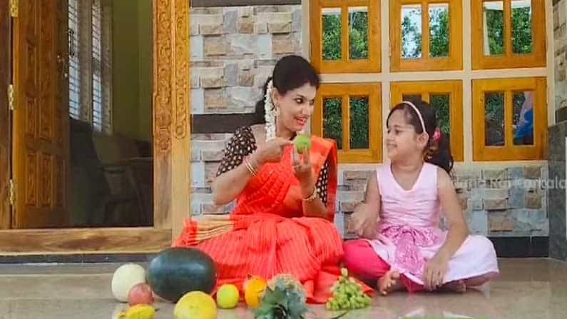 ಮದುವೆ ಮನೆಯಲ್ಲಿ ಹಣ್ಣುಗಳ ಸಂಭ್ರಮ! ಹಾಡು ಹೇಳುತ್ತಲೇ ಮಕ್ಕಳಿಗೆ ಅಕ್ಷರಾಭ್ಯಾಸ ಮಾಡಿಸುತ್ತಿದ್ದಾರೆ ವಂದನಾ ಟೀಚರ್ ಮದುವೆ ಮನೆಯಲ್ಲಿ ಹಣ್ಣುಗಳ ಸಂಭ್ರಮ! ಹಾಡು ಹೇಳುತ್ತಲೇ ಮಕ್ಕಳಿಗೆ ಅಕ್ಷರಾಭ್ಯಾಸ ಮಾಡಿಸುತ್ತಿದ್ದಾರೆ ವಂದನಾ ಟೀಚರ್