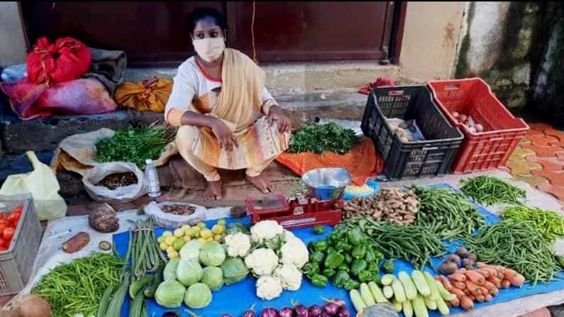 ಬೆಂಗಳೂರಿನಲ್ಲಿ ಗಗನಕ್ಕೇರಿ ಕುಳಿತ ತರಕಾರಿ ರೇಟ್! ಮುಂದೆ ಇನ್ನೂ ದುಬಾರಿ; ಕೊರೊನಾ 3ನೇ ಅಲೆ ಆತಂಕದಲ್ಲಿ ತರಕಾರಿ ಬೆಳೆಯುತ್ತಿಲ್ಲ ರೈತರು ಬೆಂಗಳೂರಿನಲ್ಲಿ ಗಗನಕ್ಕೇರಿ ಕುಳಿತ ತರಕಾರಿ ರೇಟ್! ಮುಂದೆ ಇನ್ನೂ ದುಬಾರಿ; ಕೊರೊನಾ 3ನೇ ಅಲೆ ಆತಂಕದಲ್ಲಿ ತರಕಾರಿ ಬೆಳೆಯುತ್ತಿಲ್ಲ ರೈತರು