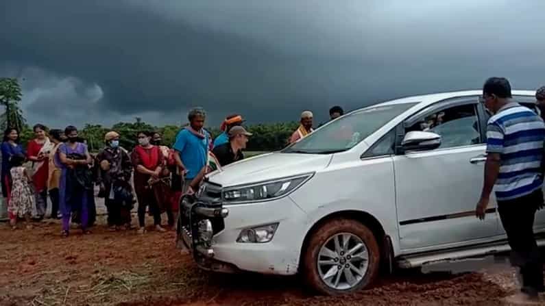 ಕೃಷಿ ಸಚಿವ ಬಿ.ಸಿ. ಪಾಟೀಲ್ ಕಾರು ರಸ್ತೆ ಮಧ್ಯೆ... ಕೆಸರಿನಲ್ಲಿ ಸಿಲುಕಿದ ಪ್ರಸಂಗ ಉಡುಪಿ ಬಳಿ ನಡೆದಿದೆ! ಕೃಷಿ ಸಚಿವ ಬಿ.ಸಿ. ಪಾಟೀಲ್ ಕಾರು ರಸ್ತೆ ಮಧ್ಯೆ... ಕೆಸರಿನಲ್ಲಿ ಸಿಲುಕಿದ ಪ್ರಸಂಗ ಉಡುಪಿ ಬಳಿ ನಡೆದಿದೆ!