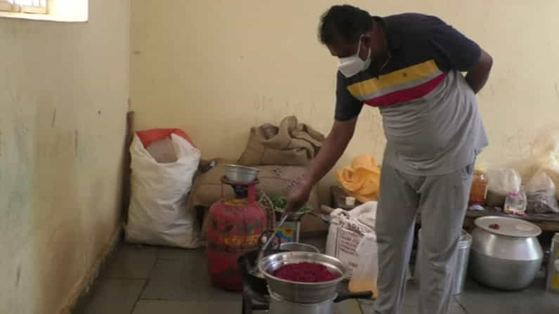 ಊಟದಲ್ಲಿ ರುಚಿ ಇಲ್ಲ ಎಂದು ಸೋಂಕಿತರಿಂದ ಗಲಾಟೆ; ಒಬ್ಬೊಬ್ಬರಿಗೊಂದು ಅಡುಗೆ ಬಡಿಸಲು ಹೆಣಗಾಡುತ್ತಿರುವ ಕೊವಿಡ್ ಕೇರ್ ಸೆಂಟರ್ ಅಡುಗೆಯವರು ಊಟದಲ್ಲಿ ರುಚಿ ಇಲ್ಲ ಎಂದು ಸೋಂಕಿತರಿಂದ ಗಲಾಟೆ; ಒಬ್ಬೊಬ್ಬರಿಗೊಂದು ಅಡುಗೆ ಬಡಿಸಲು ಹೆಣಗಾಡುತ್ತಿರುವ ಕೊವಿಡ್ ಕೇರ್ ಸೆಂಟರ್ ಅಡುಗೆಯವರು