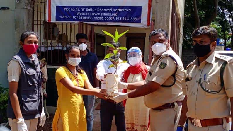 ವಿಶ್ವ ಪರಿಸರ ದಿನಾಚರಣೆ: ಕೊವಿಡ್ ಕೇರ್ ಸೆಂಟರ್ಗಳಿಗೆ ಸಸಿ ವಿತರಿಸಿದ ಧಾರವಾಡ ಅರಣ್ಯ ಇಲಾಖೆ ವಿಶ್ವ ಪರಿಸರ ದಿನಾಚರಣೆ: ಕೊವಿಡ್ ಕೇರ್ ಸೆಂಟರ್ಗಳಿಗೆ ಸಸಿ ವಿತರಿಸಿದ ಧಾರವಾಡ ಅರಣ್ಯ ಇಲಾಖೆ