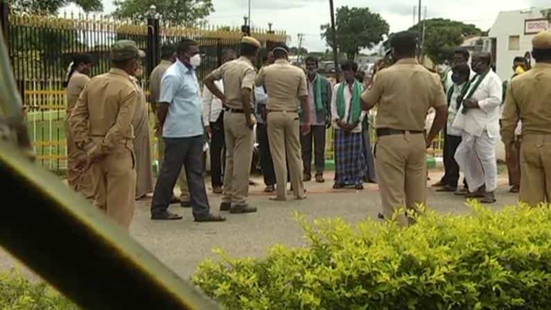 ಗ್ರಾಮದಿಂದ ರೈತ ಕುಟುಂಬವನ್ನು ಬಹಿಷ್ಕರಿಸಿದ ಆರೋಪ; ನ್ಯಾಯಕ್ಕಾಗಿ ಆಗ್ರಹಿಸಿ ಗದಗ ಜಿಲ್ಲಾ ಕಚೇರಿ ಮುಂದೆ ಧರಣಿ ಗ್ರಾಮದಿಂದ ರೈತ ಕುಟುಂಬವನ್ನು ಬಹಿಷ್ಕರಿಸಿದ ಆರೋಪ; ನ್ಯಾಯಕ್ಕಾಗಿ ಆಗ್ರಹಿಸಿ ಗದಗ ಜಿಲ್ಲಾ ಕಚೇರಿ ಮುಂದೆ ಧರಣಿ