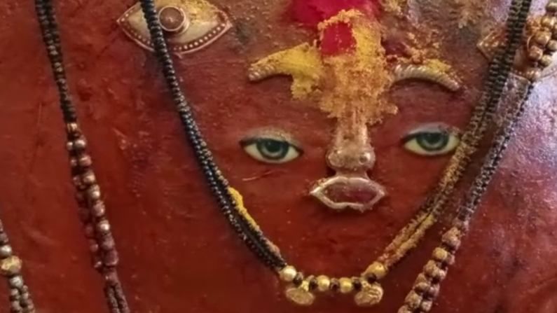 ದೇವಿ ಕಣ್ಬಿಟ್ಟ ದೃಶ್ಯ ನೋಡಲು ಮುಗಿಬಿದ್ದ ಬೆಳಗಾವಿಯ ಜನ; ಮೂರ್ತಿಯ ಮುಂದೆ ನಿಂತು ಭಕ್ತಿಪೂರ್ವಕ ನಮನ ದೇವಿ ಕಣ್ಬಿಟ್ಟ ದೃಶ್ಯ ನೋಡಲು ಮುಗಿಬಿದ್ದ ಬೆಳಗಾವಿಯ ಜನ; ಮೂರ್ತಿಯ ಮುಂದೆ ನಿಂತು ಭಕ್ತಿಪೂರ್ವಕ ನಮನ