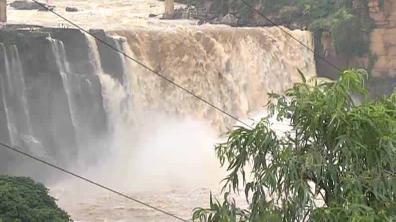 ಮುಗಿಲೆತ್ತರದಿಂದ ಧುಮ್ಮಿಕ್ಕುವ ಜಲಧಾರೆಯ ಸೌಂದರ್ಯವನ್ನು ನೋಡಲು ಗೋಕಾಕ್ ಜಲಪಾತಕ್ಕೆ ಭೇಟಿ ನೀಡಿ