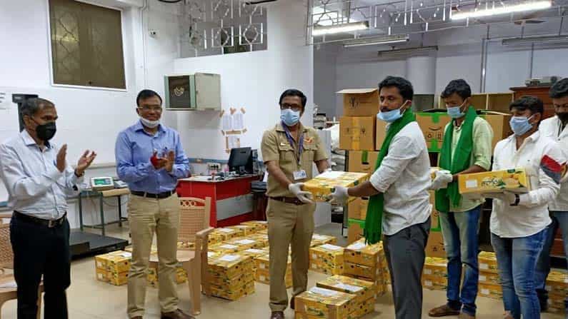 ಕೊರೊನಾ ಕಾಲದಲ್ಲಿ ರೈತರಿಗೆ ಅಂಚೆ ಇಲಾಖೆ ಸಾಥ್; ಕೋಲಾರದ ಮಾವಿನ ಹಣ್ಣನ್ನು ಆನ್ಲೈನ್ ಮೂಲಕ ಕೊಳ್ಳಲು ಅವಕಾಶ ಕೊರೊನಾ ಕಾಲದಲ್ಲಿ ರೈತರಿಗೆ ಅಂಚೆ ಇಲಾಖೆ ಸಾಥ್; ಕೋಲಾರದ ಮಾವಿನ ಹಣ್ಣನ್ನು ಆನ್ಲೈನ್ ಮೂಲಕ ಕೊಳ್ಳಲು ಅವಕಾಶ