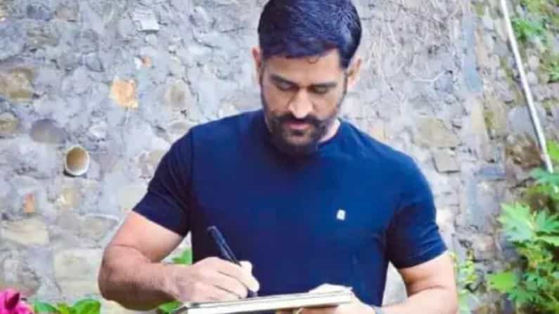 MS Dhoni: ನೋಡುಗರ ಕಣ್ಣು ಕುಕ್ಕುತ್ತಿದೆ ಧೋನಿಯ ಹೊಸ ಲುಕ್! ಮೀಸೆ ತಿರುವಿ ಸಾಮಾಜಿಕ ಅರಿವು ಮೂಡಿಸಿದ ಮಹೀ