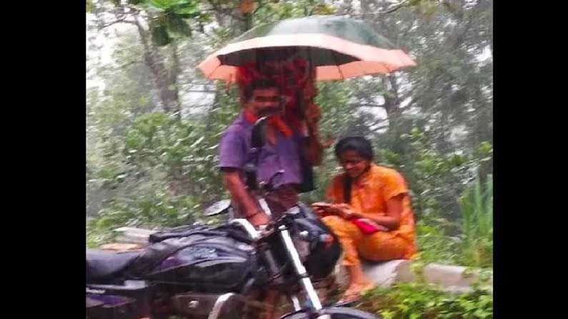Viral Photo: ಇಲ್ಲಿ ಮಳೆಯಲ್ಲಿ ನೆನೆದೇ ಆನ್ಲೈನ್ ಕ್ಲಾಸಿಗೆ ಕೂರಬೇಕು; ಮಗಳ ರಕ್ಷಣೆಗೆ ಸ್ವತಃ ಕೊಡೆ ಹಿಡಿದು ನಿಂತ ಅಪ್ಪ